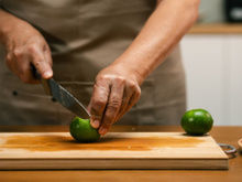 O erro mais comum que faz a tábua de corte juntar bactérias na cozinha