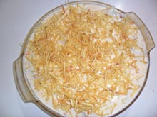 Batata com frango coberta com molho branco e batata palha