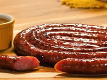 Essa linguiça caramelizada na cerveja preta parece receita de boteco gourmet, mas é muito fácil de fazer