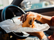 Pouca gente sabe, mas esse hábito comum te faz comer mais fast-food, segundo estudo