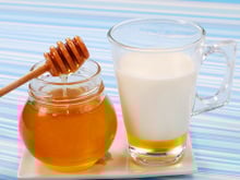 2 razões para beber leite com mel: confira