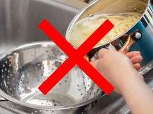 Truque para escorrer macarrão sem tirar da panela: é fácil e rápido, você não vai acreditar como é feito!