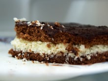 Bolo de chocolate recheado com coco: confira a receita