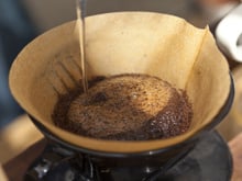 O jeito errado de coar o café afeta totalmente o sabor da bebida: você está bebendo café ruim sem precisar por causa desse pequeno detalhe