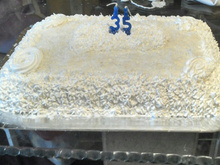 Bolo de aniversario com recheio de doce de abacaxi e cocada