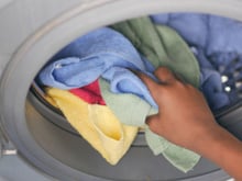 Pare de apostar apenas no bicarbonato: descubra como o percarbonato de sódio pode ser usado na lavagem de roupas