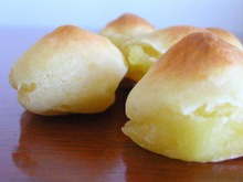 Mini pão com queijo fundido