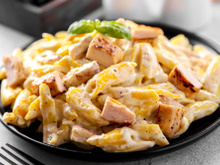 Macarrão cremoso com frango em uma panela só: refeição completa e deliciosa sem sujar muita louça