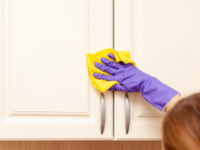 Limpe o armário da cozinha do jeito certo