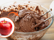 É por isso que você deveria colocar uma maçã na massa dos bolos: truque das confeiteiras vai transformar o resultado final