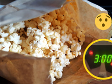 Com quantos anos você descobriu que o jeito mais simples de fazer pipoca em casa é usando um saco de pão?