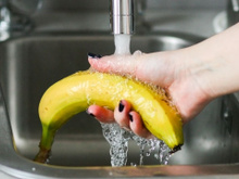 Por que você deve lavar as bananas antes de descascá-las: aqui estão algumas dicas de como evitar espinhas e manter as bananas frescas por mais tempo