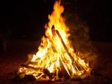 O que significa a fogueira da Festa Junina? Símbolo da celebração nacional tem uma história surpreendente por trás