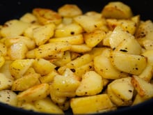 Sem alho, sem páprica: os gregos preferem colocar isso em suas batatas assadas