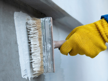 Instalar uma camada impermeabilizante nas paredes: para que serve e por que é ideal para quem tem mofo em casa