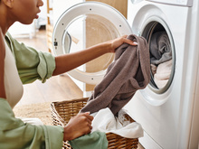 Coloque isso na máquina de lavar para secar suas roupas rapidamente e usar menos energia