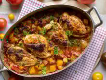 Frango ensopado que eu comia na casa da minha avó: segredo da receita é o pinga e frita