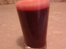 Suco de beterraba com gengibre, couve e laranja