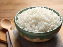 Dá pra fazer arroz na airfryer e fica soltinho e gostoso: veja como cozinhar o acompanhamento de um jeito bem simples