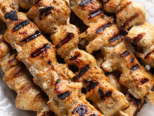 Sempre faço esses espetinhos de frango marinados com limão no churrasco: receita deixa a carne macia e impressiona com uma explosão de sabor vibrante de limão, alho, ervas e especiarias