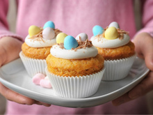 Coloquei minha filha para decorar seu próprio cupcake e ela sempre me pede para repetir a receita