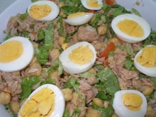 Salada de grão-de-bico com atum
