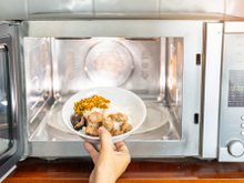 Tem que tampar a comida no micro-ondas? Descubra a resposta e pare de errar na hora de esquentar os alimentos