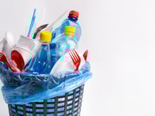 A crítica não é mais apenas contra quem usa plástico, mas também contra quem o recicla: a maior parte do plástico não é reciclável