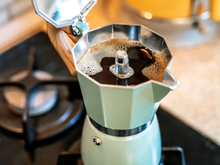 O erro ao usar a cafeteira italiana que deixa o café amargo sem você perceber