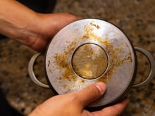 Truque inusitado remove gordura queimada de panelas e formas sem nenhum esforço