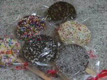 Pirulito de brigadeiro com bolacha Maria