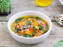 3 sopas com proteína vegetal para ganhar músculos e focar na sua dieta