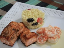 Salmão ao molho de camarão servido com risoto de frutas vermelhas