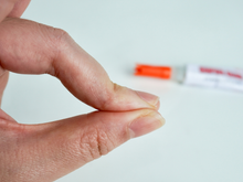 Com quantos anos você descobriu que é simples descolar os dedos grudados com cola Super Bonder?