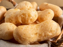 Biscoito de polvilho assado sequinho e crocante com queijo parmesão