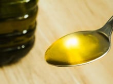 Beber azeite em jejum de manhã funciona? Descubra quais podem ser os benefícios e o cuidado com o consumo