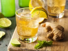 Quais são os benefícios do suco de hortelã e gengibre com limão?