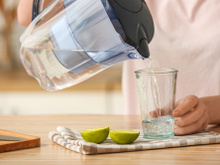 Beber água com limão ajuda a emagrecer? Descubra os reais benefícios da bebida e se vale a pena consumir a mistura