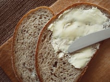 Sou gastroenterologista e afirmo: “Comer pão fica 10 vezes mais saudável se você congelar e depois aquecer as fatias”