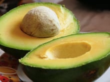 Nem plástico-filme, nem jornal: o truque definitivo para evitar que o abacate escureça e dure mais