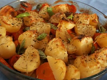 Coxas de asas com batatas e cenouras