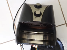 Vídeo: veja como um técnico faz para consertar uma airfryer que não esquenta