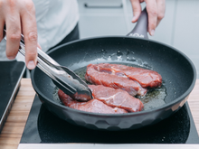 Nem manteiga, nem óleo: unte a frigideira com esse ingrediente antes de fritar