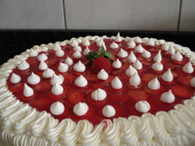 Bolo de chocolate branco e morangos