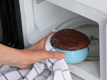Sem sujeira, sem forno e sem complicação: 5 receitas de bolo para fazer no micro-ondas