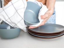 Entenda por que é importante usar mais um pano de prato ao mesmo tempo na cozinha 