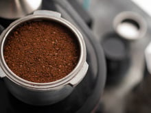 A borra de café é um resíduo muito problemático, mas existe uma solução para evitar que ela acabe em aterros sanitários: transformá-la em concreto