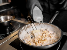 O que é o "líquido de ouro" usado por chefs italianos? A resposta é surpreendente e muito mais simples do que você pensa