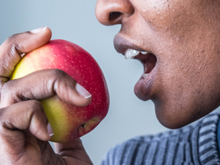 Poucas pessoas sabem que esse é o melhor horário para comer maçã, segundo a ciência