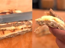 Aprendi como fazer Arais em casa, o sanduíche árabe com carne temperada, pão crocante e queijo derretido (receita fácil!)